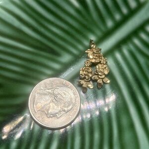 Elegant Gold Floral Pendant